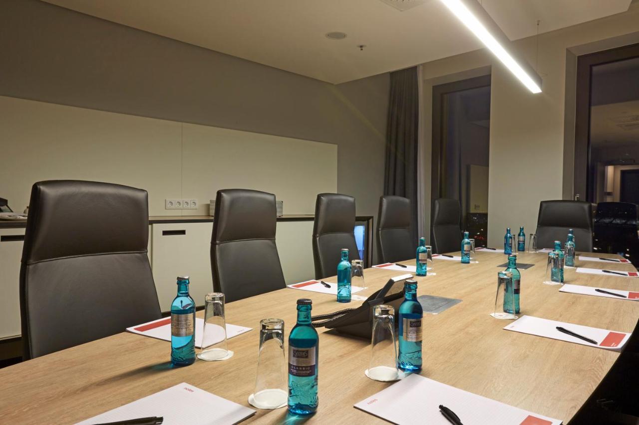 Hyperion Hotel Хамбург Екстериор снимка The meeting room of the hotel
