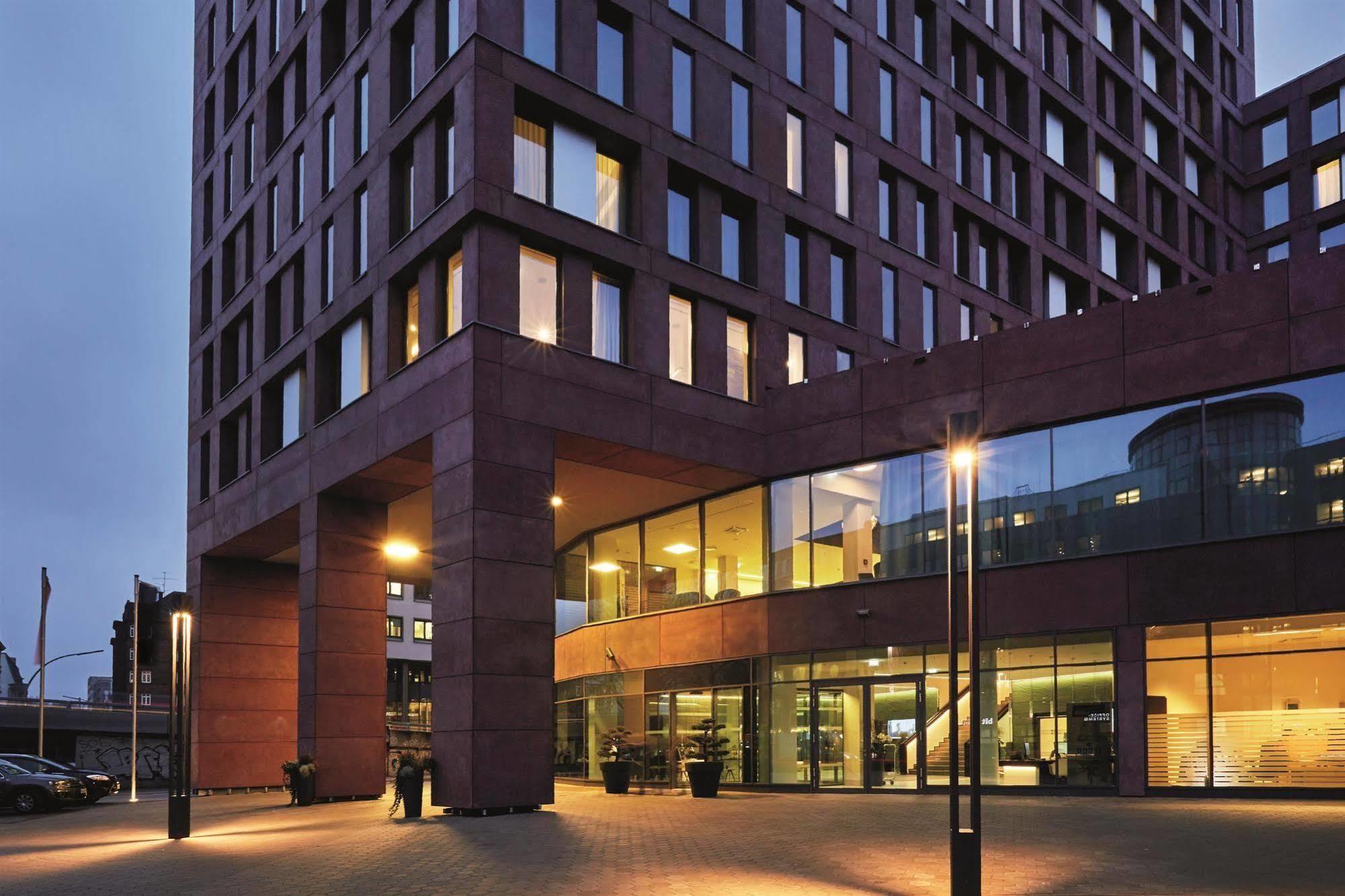 Hyperion Hotel Хамбург Екстериор снимка The building at night
