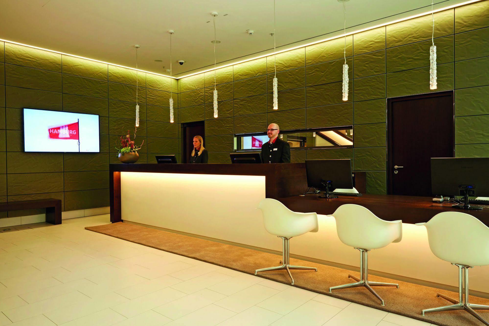 Hyperion Hotel Хамбург Екстериор снимка Reception desk at the hotel