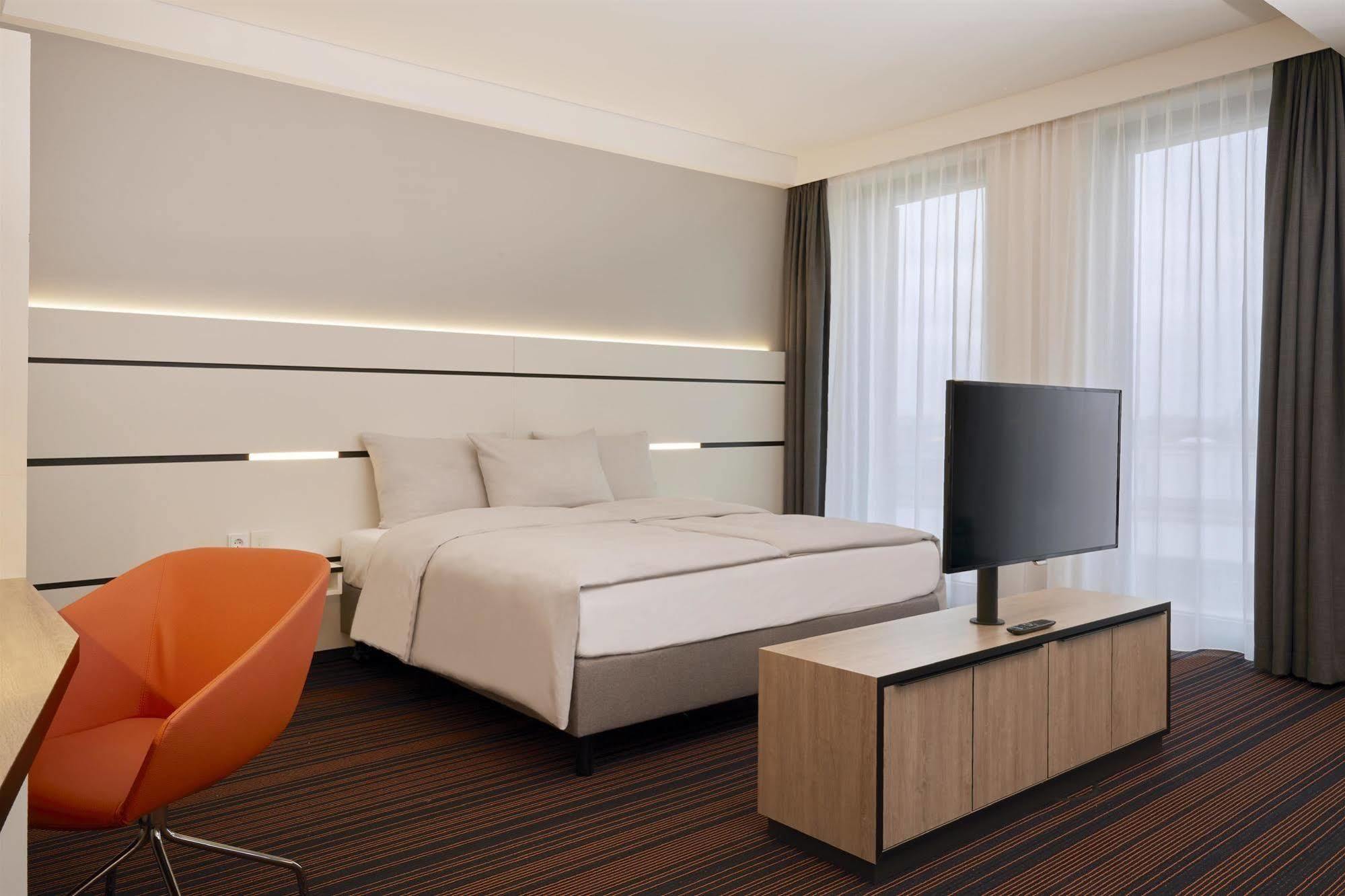 Hyperion Hotel Хамбург Екстериор снимка A room at the hotel
